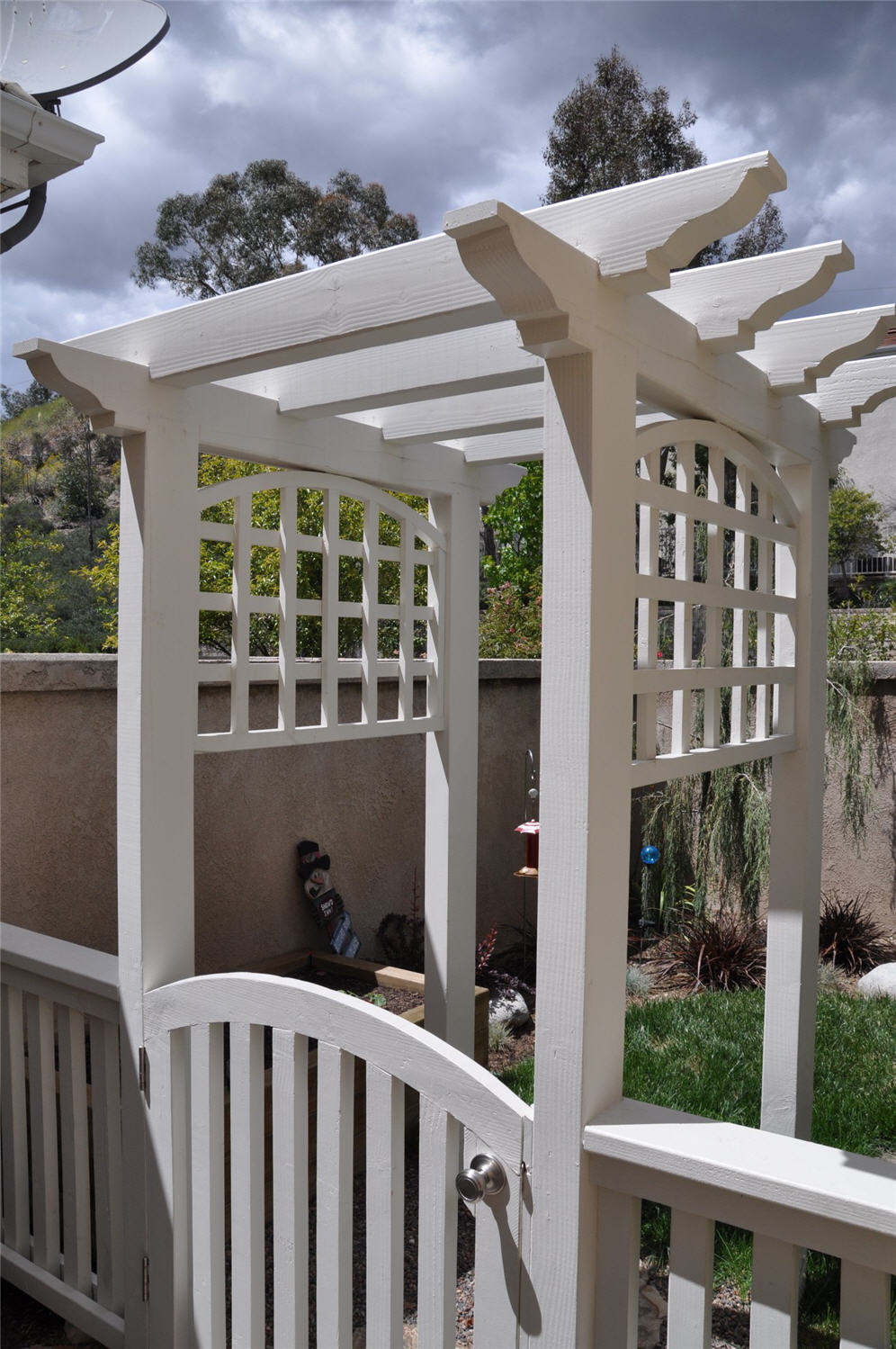 Clever White Arbor